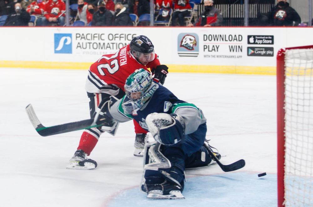 Marcus Nguyen scores on Thomas Milic in a Portland Winterhawks home game against the Seattle Thunderbirds