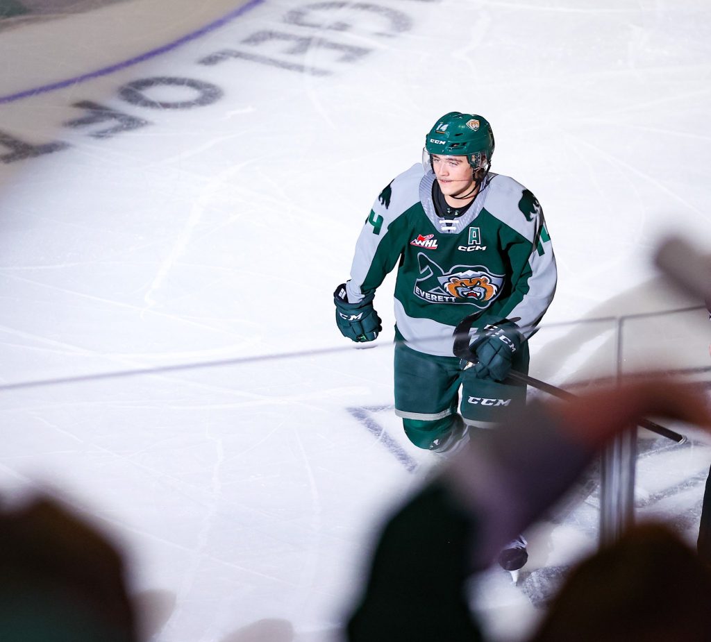 Everett Silvertips forward Austin Roest